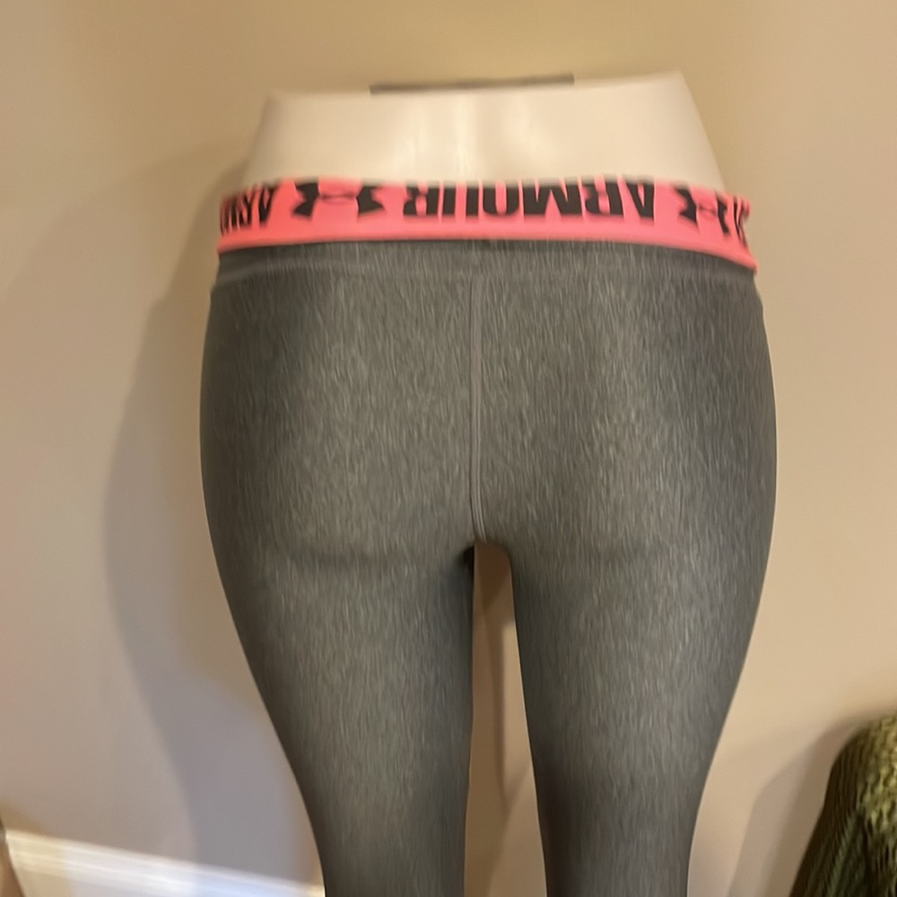 Ladies under armor capri workout pants size small peach and gray